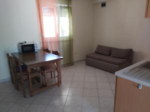 Ein Sitzbereich in der Unterkunft Apartments Elvir Nin