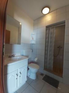 Ein Badezimmer in der Unterkunft Apartments Elvir Nin