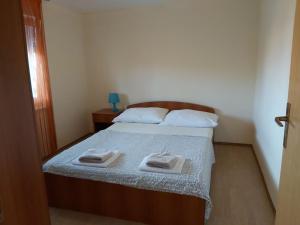 Ein Bett oder Betten in einem Zimmer der Unterkunft Apartments Elvir Nin