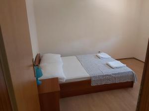 Ein Bett oder Betten in einem Zimmer der Unterkunft Apartments Elvir Nin