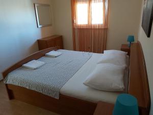 Ein Bett oder Betten in einem Zimmer der Unterkunft Apartments Elvir Nin