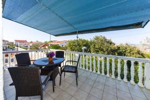 Ein Balkon oder eine Terrasse in der Unterkunft Apartments Elvir Nin