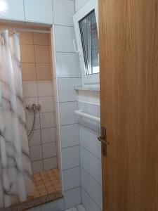 Ein Badezimmer in der Unterkunft Apartments Elvir Nin