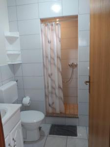 Ein Badezimmer in der Unterkunft Apartments Elvir Nin