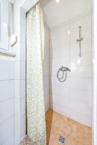 Ein Badezimmer in der Unterkunft Apartments Elvir Nin