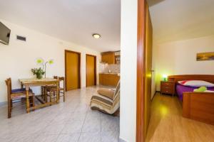 Ein Bett oder Betten in einem Zimmer der Unterkunft Apartments Elvir Nin