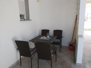 Ein Sitzbereich in der Unterkunft Apartments Elvir Nin