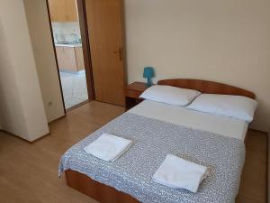 Ein Bett oder Betten in einem Zimmer der Unterkunft Apartments Elvir Nin