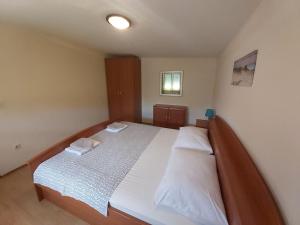 Ein Bett oder Betten in einem Zimmer der Unterkunft Apartments Elvir Nin