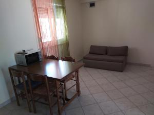 Ein Sitzbereich in der Unterkunft Apartments Elvir Nin
