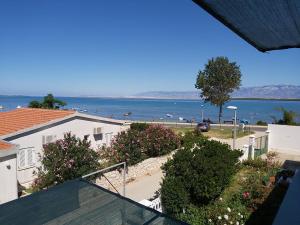 einen Blick auf den Strand vom Balkon eines Hauses in der Unterkunft Apartments Elvir Nin in Nin
