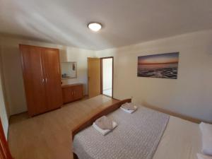 ein Schlafzimmer mit einem Bett und einem Schrank darin in der Unterkunft Apartments Elvir Nin in Nin