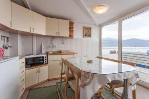 een keuken met een tafel en een groot raam bij Unique apartment in the old part in Ohrid