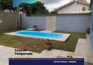 una piscina en el patio de una casa en Casa maravilhosa c/piscina bourb en Foz do Iguaçu