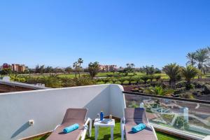 balcón con sillas y vistas al desierto en Villa Fakay by Villa Plus en Caleta de Fuste