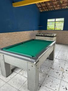 mesa de ping pong en una habitación con fogones en Chacara dos oliveiras, en São Paulo