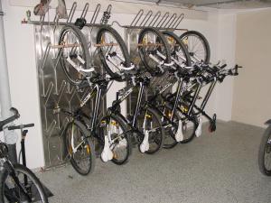 eine Gruppe von Fahrrädern, die an einer Wand hängen in der Unterkunft Hotel Gasthof Stoanerhof in Mayrhofen