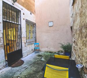 stół i krzesła przed drzwiami w obiekcie Yellow Studio - Poitiers Coeur de ville w mieście Poitiers +1 zdjęcie