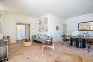 a living room with a couch and a table at Charmante villa Authentique in Loulé