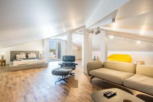 a living room with a couch and a bed at Charmante villa Authentique in Loulé