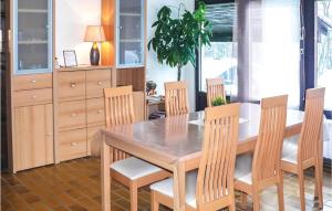 - une salle à manger avec une table et des chaises en bois dans l'établissement Stunning Home In Gunderath With Kitchen, à Gunderath