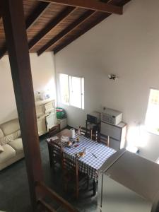 a kitchen and dining room with a table and chairs at Casa em Camburi in Camburi