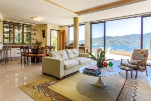 sala de estar con sofá y mesa en Refúgio Mirante da Lagoa - Floripa, en Florianópolis