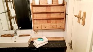 comfortable chalet in a unique location in forest في Essen: حمام مع حوض ومرآة
