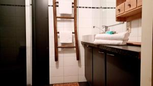 مطبخ أو مطبخ صغير في comfortable chalet in a unique location in forest