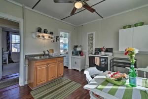 Il comprend une cuisine avec des placards en bois et un ventilateur de plafond. dans l'établissement The Traveler Suite C1, à Hartford