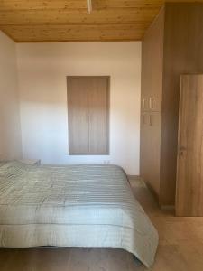 Postel nebo postele na pokoji v ubytování TheonikosHouse