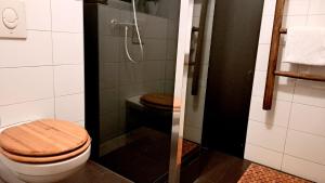 حمام في comfortable chalet in a unique location in forest