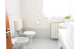 a white bathroom with a toilet and a sink at CA' GIALLA 2 - sul Lago di Lugano, self check-in e parcheggio - in Cadegliano Viconago