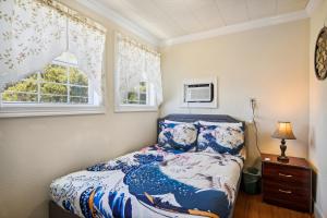 - une chambre avec un lit et 2 fenêtres dans l'établissement A Beach Spot, à Galveston