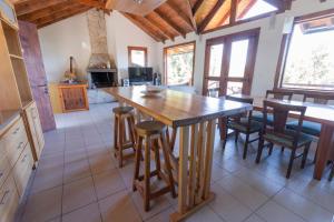 una cucina con un grande tavolo in legno e sedie di casa con vista al lago a San Carlos de Bariloche