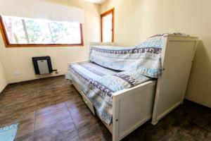 ein kleines Schlafzimmer mit einem Bett und einem Fenster in der Unterkunft casa con vista al lago in San Carlos de Bariloche