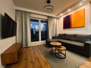 Telewizja i/lub zestaw kina domowego w obiekcie Apartament Dekerta garaż, duży taras, smart tv