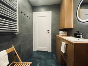 Kuchnia lub aneks kuchenny w obiekcie Apartament Dekerta garaż, duży taras, smart tv