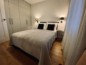 sypialnia z dużym łóżkiem i dwiema poduszkami w obiekcie Apartament Dekerta garaż, duży taras, smart tv w mieście Gorzów Wielkopolski