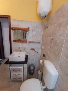 ein Badezimmer mit einem weißen WC und einem Waschbecken in der Unterkunft Sant Antioco, la vista sulla laguna Q2127 in SantʼAntìoco