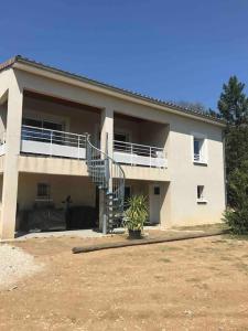 une maison avec un escalier en face de celle-ci dans l'établissement Maison avec piscine au calme, à Puygiron