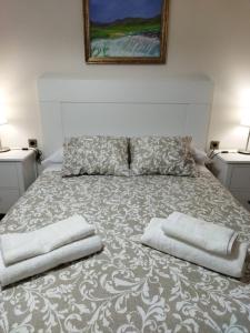 1 cama con 2 toallas en un dormitorio en Apartamento El Nido en La Guardia
