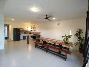 uma sala de estar com dois bancos e uma mesa em Casa Calandria em Chicxulub