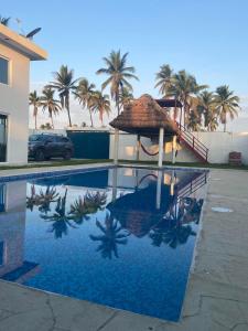 een zwembad met een prieel en palmbomen bij Casa Maravatío M R in Playa Azul