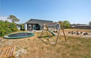einen Spielplatz mit Schaukel im Hof in der Unterkunft Cozy Home In Ebeltoft With Indoor Swimming Pool in Ebeltoft