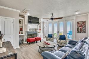 uma sala de estar com um sofá e uma mesa em Enchanted Beachfront by Ryson Vacation Rentals em Galveston