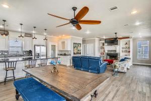 uma sala de estar com uma mesa e uma ventoinha de tecto em Enchanted Beachfront by Ryson Vacation Rentals em Galveston