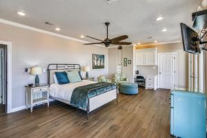 um quarto com uma cama e uma ventoinha de tecto em Enchanted Beachfront by Ryson Vacation Rentals em Galveston