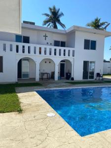 een wit huis met een zwembad ervoor bij Casa Maravatío M R in Playa Azul