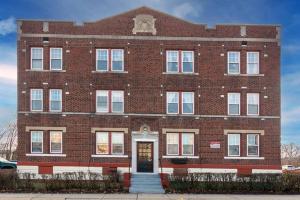 un grand bâtiment en briques rouges avec une porte dans l'établissement The Bushnell Suite C2, à Hartford